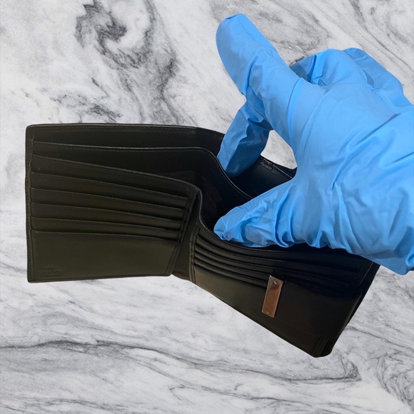 Authentic used GUCCI GG Black Canvas
Leather wallet ~ Italy supreme. - Picture 4 of 4